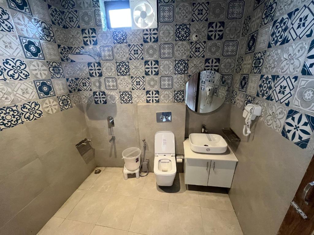 700587131